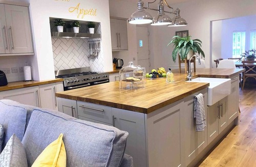 Rowton House | Spacious 5 Bedrooms-5mins to Town-Perfect for Families, Friends & Corporate use!