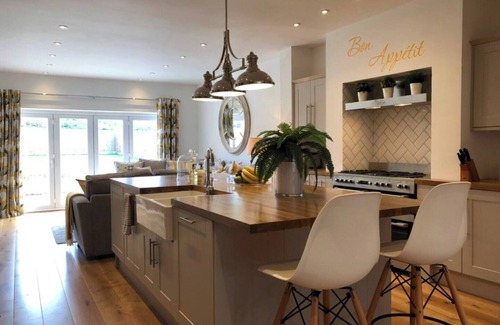 Rowton House | Spacious 5 Bedrooms-5mins to Town-Perfect for Families, Friends & Corporate use!