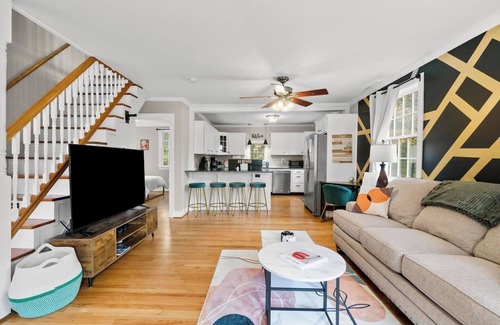 Oakdale House | Spacious-5 Beds! 3 Mi to Mohegan
