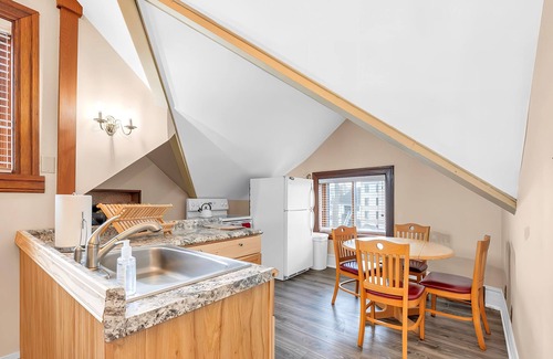 Detroit House | Spacious 5 BR house in the Historic Virginia Park District of Midtown Detroit.