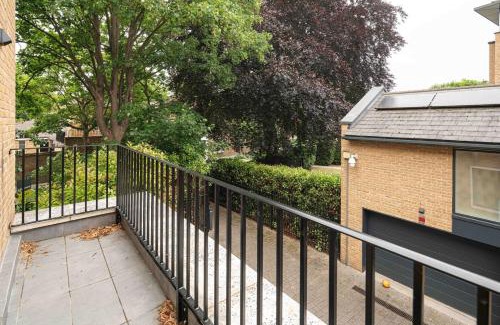 Ravenscourt Park House | Spacious 5BD Family Home in Leafy West London