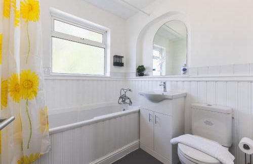 Cranford House | Spacious 5BD Home with Garden and Parking at Hounslow