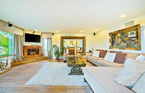 Bay Park Villa | Spacious 5BD Ocean Views Pool Jacuzzi