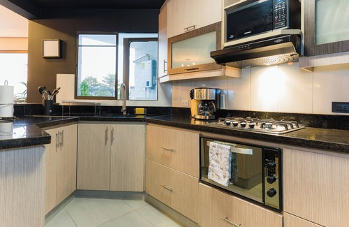 El Tesoro House | Spacious 5bed house with WiFi and AC in Poblado Medellin & Free Airport Pickup!