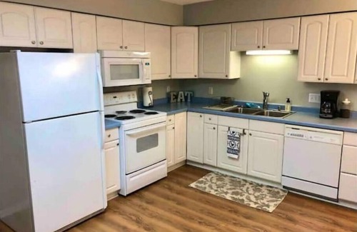 Blaine House | Spacious 5BR Family Retreat with Hot Tub, sleeps 14!