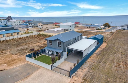 Port Victoria House | Spacious 5BR Retreat w/Ocean Views, Sleeps 13, Walking distance to the Beach