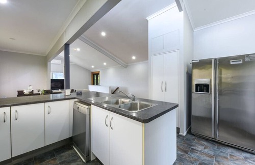 Springwood House | Spacious 5BR Retreat w/Balcony Near Hotspots