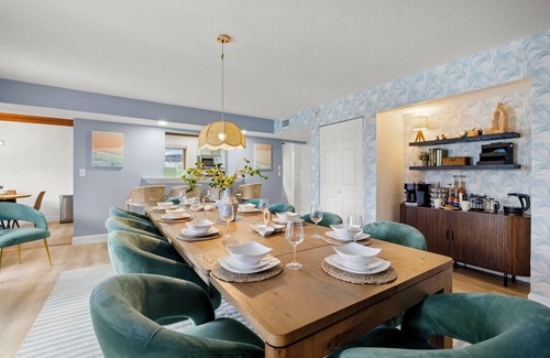 Seminole House | Spacious 5BR Retreat ~ Heated Pool ~ Near Beach & Dining ~ Bikes Included!