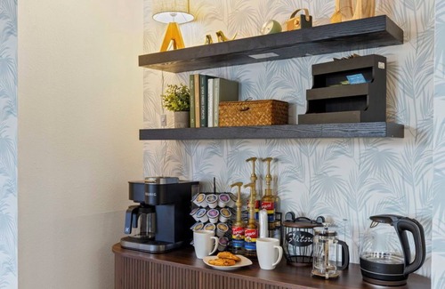 Seminole House | Spacious 5BR Retreat ~ Heated Pool ~ Near Beach & Dining ~ Bikes Included!