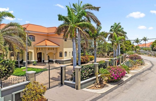 Malmok Villa | Spacious 5BR w/Private Pool & Coastal Charm at Seaside Beach House by Bocobay