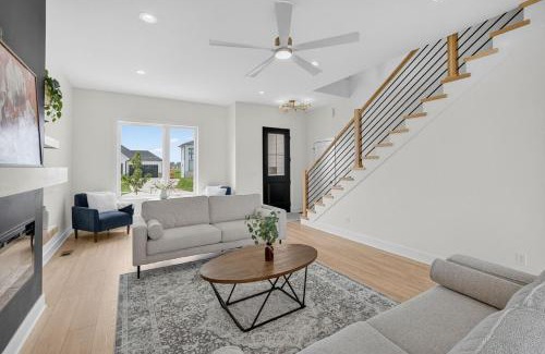Waukee Villa | Spacious 6 bed 5 Bath Home, Close to Theatre and Restaurants