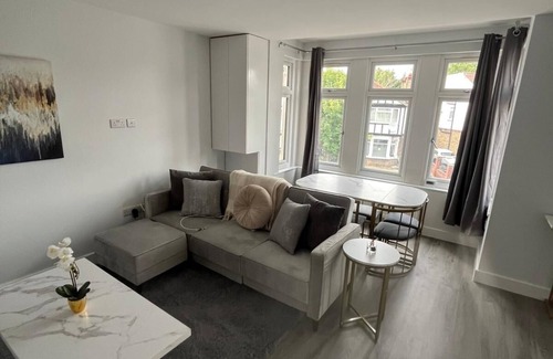 Edgware Apartment | Spacious 6-Bed Home with 4 Baths in Manor Park