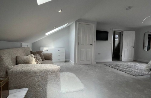 Edgware Apartment | Spacious 6-Bed Home with 4 Baths in Manor Park