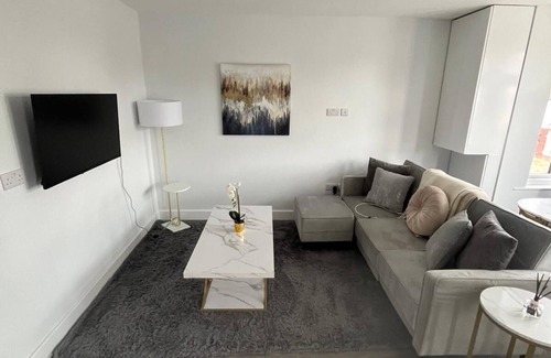 Edgware Apartment | Spacious 6-Bed Home with 4 Baths in Manor Park