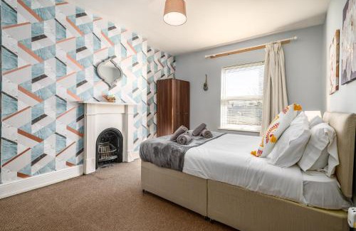 Bedford House | Spacious 6 Bed Home in Central Bedford w Parking