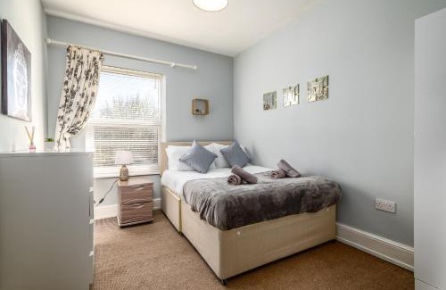 Bedford House | Spacious 6 Bed Home in Central Bedford w Parking