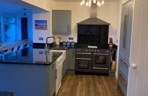 Treburrick House | Spacious 6 bed house, 15 walk to Porthcothan Bay with hot tub