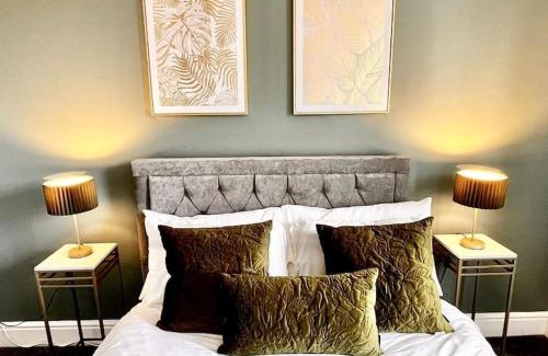 Trafford House | Spacious 6 bed house Altrincham
