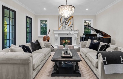 Thousand Oaks House | Spacious 6-bedroom Private Gated Home with WiFi and AC in amazing Thousand Oaks