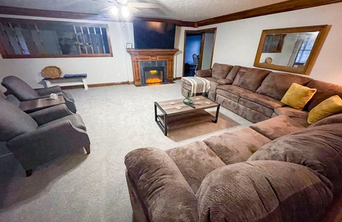 Somerset House | Spacious 6 Bedroom - 3800sqft - Fenced in Yard - Finished Basement - Lake