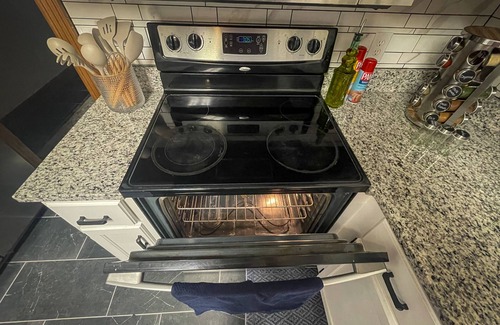 Somerset House | Spacious 6 Bedroom - 3800sqft - Fenced in Yard - Finished Basement - Lake