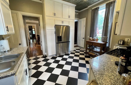 Pittsburgh House | Spacious 6-bedroom all-suite home in lovely Pgh with WiFi, AC, fitness room