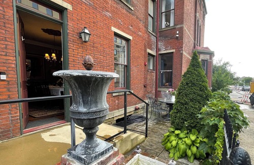 Pittsburgh House | Spacious 6-bedroom all-suite home in lovely Pgh with WiFi, AC, fitness room