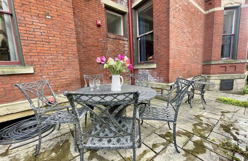 Pittsburgh House | Spacious 6-bedroom all-suite home in lovely Pgh with WiFi, AC, fitness room