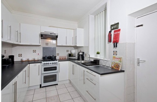 Liverpool House | Spacious 6-Bedroom Fully Furnished Holiday Home