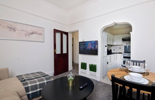 Liverpool House | Spacious 6-Bedroom Fully Furnished Holiday Home