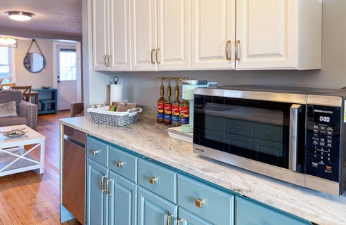 Byfield House | Spacious 6-bedroom house with WiFi, AC in charming Salisbury