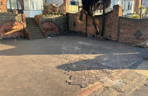 Erdington House | Spacious 6-Bedroom Home Near Aston Parking for 3-Vans 3-Showers 4-WCs M6 J6 City Centre Airport NEC Contractors Groups & Long Stay