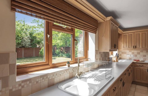 Norwich House | Spacious 6-Bedroom Home | Sleeps 11 | Fast Wi-Fi | Parking | Ideal for Families & Business Groups