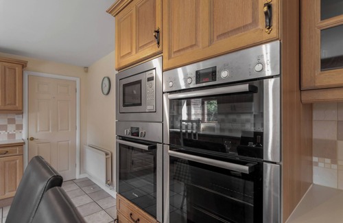 Norwich House | Spacious 6-Bedroom Home | Sleeps 11 | Fast Wi-Fi | Parking | Ideal for Families & Business Groups