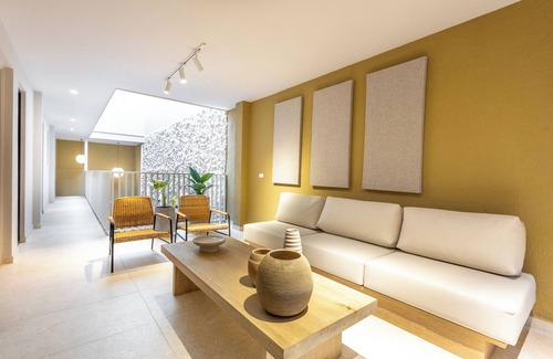 La Florida House | Spacious 6-bedroom house in charming Medellín with AC, WiFi