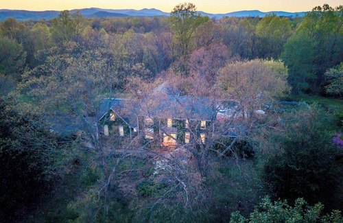 Haywood House | Spacious 6-bedroom house w/AC Pool & Hot Tub Firepit Near Shenandoah