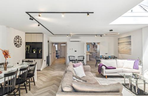 Edgware House | Spacious 6 Bedroom Luxury Home Sleeps 14 Royal Manor 57
