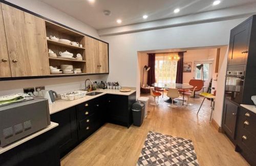 Milford Haven House | Spacious 6 bedroom retreat in Milford Haven