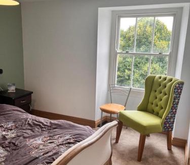 Milford Haven House | Spacious 6 bedroom retreat in Milford Haven