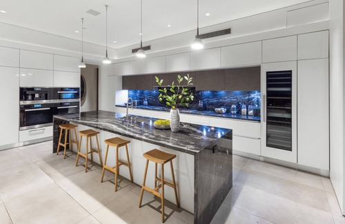 Trousdale Estates Villa | Spacious 6-bedroom villa in delightful Los Angeles with AC, WiFi, fitness room