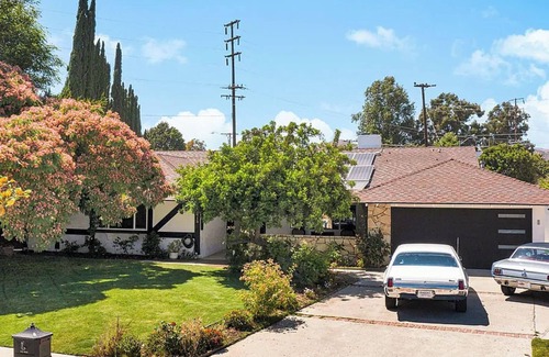 Simi Valley House | Spacious 6-bedroom house in lovely Simi Valley with 6 hole putting course & gym