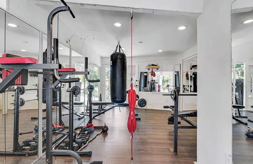Simi Valley House | Spacious 6-bedroom house in lovely Simi Valley with 6 hole putting course & gym