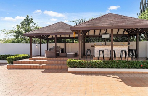 Piedra Plat Villa | Spacious 6-bedroom Villa with Pool. Sleeps 15