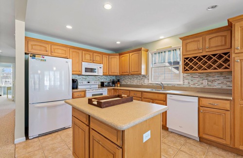 North Beach Haven House | Spacious 6br Oceanside Home in great location, quick walk to all in Beach Haven