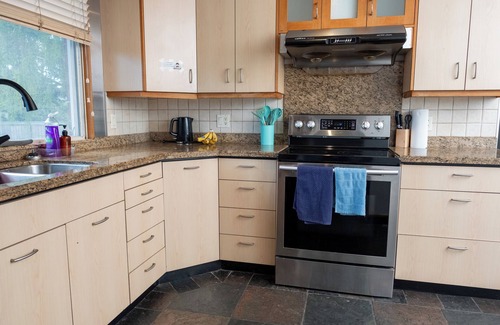 Varsity House | Spacious 6BR and 2BA in Varsity – Walk to U of Calgary
