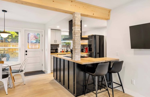 Dicken House | Spacious 6BR Home w/Jacuzzi, Walk to Big House!