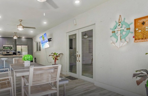 Flagami House | Spacious 6BR Miami: Pool, BB Court & Near Airport