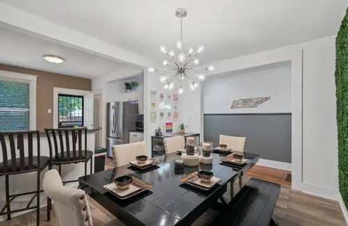 East Midtown House | Spacious 7 bed duplex with two firepits & pool table, 10 minutes from Beale St.