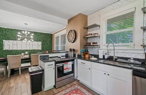 East Midtown House | Spacious 7 bed duplex with two firepits & pool table, 10 minutes from Beale St.