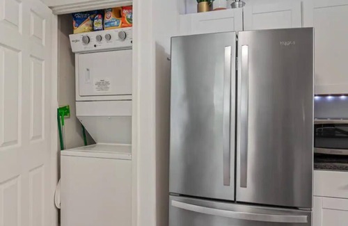 East Midtown House | Spacious 7 bed duplex with two firepits & pool table, 10 minutes from Beale St.